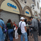 Fachada de una agencia de la Cooperativa CREA en Cuenca, cerrada tras el anuncio oficial de su liquidación.
