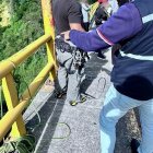 El hombre sancionado tenía cuerdas y un arnés. Estaba al lado de las barandas de seguridad del puente de la av. González Suárez, norte de Quito.