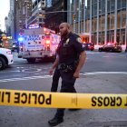 Agentes de policía responden a un incidente con un tirador activo en el centro de la ciudad este lunes, en Nueva York (EE.UU.).
