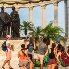 Explora Malecón se denomina el recorrido por los principales puntos de este sector del centro de Guayaquil, donde se encuentra el hemiciclo de La Rotonda.