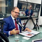 La medida también busca liberar a policías y militares en servicio activo que actualmente custodian las cárceles, para que retornen a tareas de seguridad ciudadana.