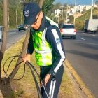 Tras la denuncia en redes sociales, agentes civiles de tránsito retiraron cables que ponen en riesgo la vida de conductores en la av. Simón Bolívar