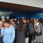 Decenas de personas se volcaron a la matriz de la Coopertiva de Ahorro y Crédito CREA tras el anuncio de su liquidación.
