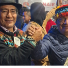 El exprefecto Salvador Quishpe con el nuevo presidente de la Conaie, Marlon Vargas.