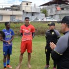 El experimentado arquero Adrián Bone (c) es el capitán de Miguel Iturralde.