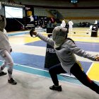 Deportistas. Madre e hija disfrutan de los entrenamientos y de las competencias de esgrima.