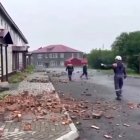 Especialistas del servicio de emergencia inspeccionando un edificio dañado después de un terremoto en el extremo oriental de la isla de Sakhalin.