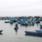 Pescadores permanecían con sus lanchas en el puerto de Santa Rosa, en la provincia de Santa Elena.
