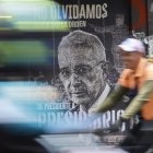 Un cartel con la imagen del expresidente de Colombia Álvaro Uribe Vélez, en Bogotá (Colombia).