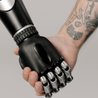 Demis Hassabis, líder de DeepMind, explicó que la AGI enfrenta obstáculos técnicos y éticos antes de hacerse realidad