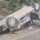 Así quedó el vehículo que participaba en la Vuelta Automovilística después de estrellarse contra los aficionados.