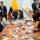 Ferdinan Álvarez, titular de la Comisión de Fiscalización y Control Político de la Asamblea Nacional, mostró los papelógrafos que Daniel Salcedo también había enviado.