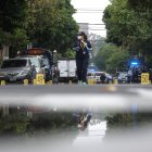 Un integrante del Ministerio Público custodia la zona donde se registró el ataque armado en Ciudad de Guatemala (Guatemala).