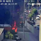 Un vehículo se incendió a pocos metros de la avenida Carlos Julio Arosemena, en el norte de Guayaquil, la tarde de este miércoles 30 de julio.