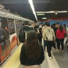 Más de 20 personas tuvieron que esperar en El Ejido para lograr abordar el Metro de Quito y trasladarse hacia el norte de la capital.