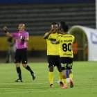 Darío Villacís del Miguel Iturralde festejando el gol ante Emelec en Copa Ecuador.