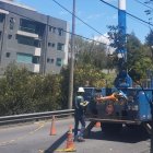 La Empresa Eléctrica dijo que su personal se trasladó a las zonas del norte y valles para revisar los fallos que causaban los cortes de luz en Quito.
