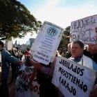 Personas participan en una protesta de jubilados este miércoles 30 de julio de 2025, en Buenos Aires (Argentina).