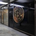 Un hombre caminando frente a una tienda de criptomonedas el 22 de febrero de 2022, en la zona bancaria de Buenos Aires (Argentina).