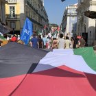 Manifestantes en el centro de Lisboa para pedir por la paz en el Medio Oriente y especialmente para exigir el fin del "genocidio" en Palestina.
