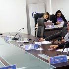 La consejera Piedad Cuarán conversa con el consejero David Rosero, en el pleno del CPCCS.