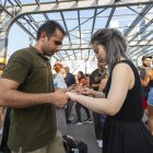 Personas bailando en el puerto 76 de Manhattan durante una clase de salsa, en Nueva York (Estados Unidos).