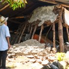 Un hombre observa una vivienda afectada por un sismo este miércoles 30 de julio de 2025, en el caserío San Miguel Comapa, Jutiapa (Guatemala).