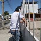 Atarazana. . Los moradores de esta ciudadela tratan de resguardarse de los robos con rejas.