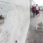 Los orificios quedaron en las paredes tras los impactos de las balas.