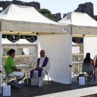 Jóvenes se confiesan durante el Día de la Penitencia por el Jubileo de la Juventud en el Circo Máximo en Roma, Italia, este viernes 1 de agosto de 2025.