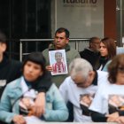 Familiares de víctimas mortales por el uso de fentanilo asisten a una manifestación frente al Hospital Italiano, en La Plata (Argentina).