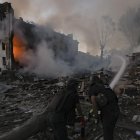 Trabajadores el 31 de julio de 2025, en el lugar de un ataque ruso a un edificio residencial de cinco pisos en Kramatorsk