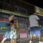 Personas pasan junto a un cartel en contra del proyecto Esencia en Cabo Rojo, Puerto Rico, el 15 de julio de 2025.