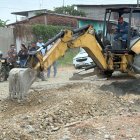 La maquinaria alistó el terreno para las obras, anheladas por la comunidad desde hace más de cuatro décadas en este barrio de Babahoyo.