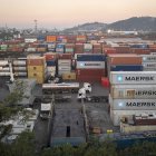 Una vista aérea de contenedores de carga en el puerto de Santos (Brasil).