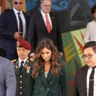 Visita. La secretaria de Seguridad, Kristi Noem (centro), y el ministro John Reimberg, en Carondelet.