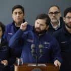 AME7130. RANCAGUA (CHILE), 02/08/2025.- El presidente de Chile, Gabriel Boric (c), habla junto a la ministra de minería, Aurora Williams (i), y otras autoridades durante una rueda de prensa este sábado, en las oficinas centrales de la División El Teniente en Rancagua (Chile). Boric admitió que 48 horas después del accidente aún no se han podido localizar o contactar con los cinco mineros desaparecidos en una galería de la mina El Teniente, la explotación de cobre más grande del mundo e insistió en que la prioridad es todavía el rescate. EFE/ Elvis González