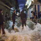 INUNDACIONES EN BANGKOK.
Police officers wait to assist residents passing through flood waters in Bangkok"s Chinatown October 29, 2011. Receding floodwaters north of Bangkok have reduced the threat to the Thai capital, the prime minister said on Saturday, but high tides in the Gulf of Thailand will still test the city"s flood defences. REUTERS/Adrees Latif (THAILAND - Tags: ENVIRONMENT DISASTER TPX IMAGES OF THE DAY)