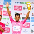 Pablo Caicedo en lo alto del podio con el premio destacado de la Vuelta a Colombia.
