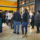 Personas hacen filas en una agencia del Banco Pichincha.