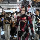 Un robot humanoide de Digit es transportado para una exhibición durante la Conferencia Mundial de Inteligencia Artificial (WAIC).