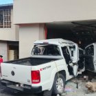 Una camioneta se impactó contra el muro de una vivienda en el sector de San Bartolo, sur de Quito.