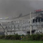 Integrantes del cuerpo de bomberos de Paraguay intentan apagar un incendio este domingo, en el Parque Industrial Logístico Nuestra Señora de la Asunción, en Luque.