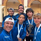 El equipo de varones junto a su entrenador y delegado en Luque, Paraguay.