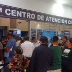 En el Centro de Atención Ciudadana, de la ATM, se observó a varios usuarios intentando realizar sus trámites.