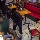 Delincuentes disfrazados de repartidores ingresaron a un local de pizzas para asaltar a los clientes.