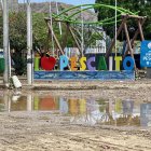 Una vía afectada por las lluvias en el barrio Pescaíto, en Santa Marta (Colombia).