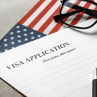 Estados Unidos implementará un programa piloto que exigirá depósitos de hasta USD 15.000 a ciertos solicitantes de visas B-1 y B-2, como garantía de cumplimiento migratorio.
