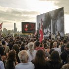 Cientos de personas marchan este lunes 4 de agosto de 2025, por las calles de Beirut en el quinto aniversario de la explosión del puerto.