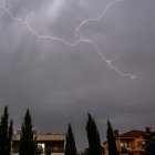 Fotografía de referencia de un rayo destellando en el cielo durante una tormenta eléctrica